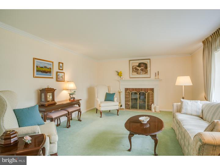 585 Pelham Road Cherry Hill, NJ 08034 - Photo 4 of 25 Living Room