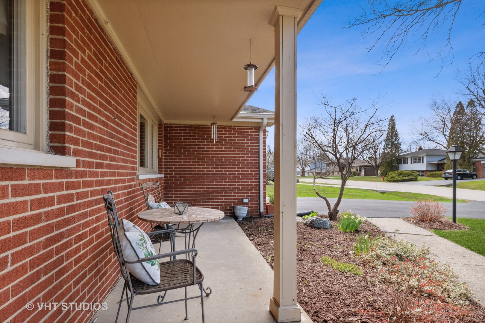 271 Beverly Road Barrington, IL 60010 - Photo 15 of 18 a view of a patio with a table and chairs