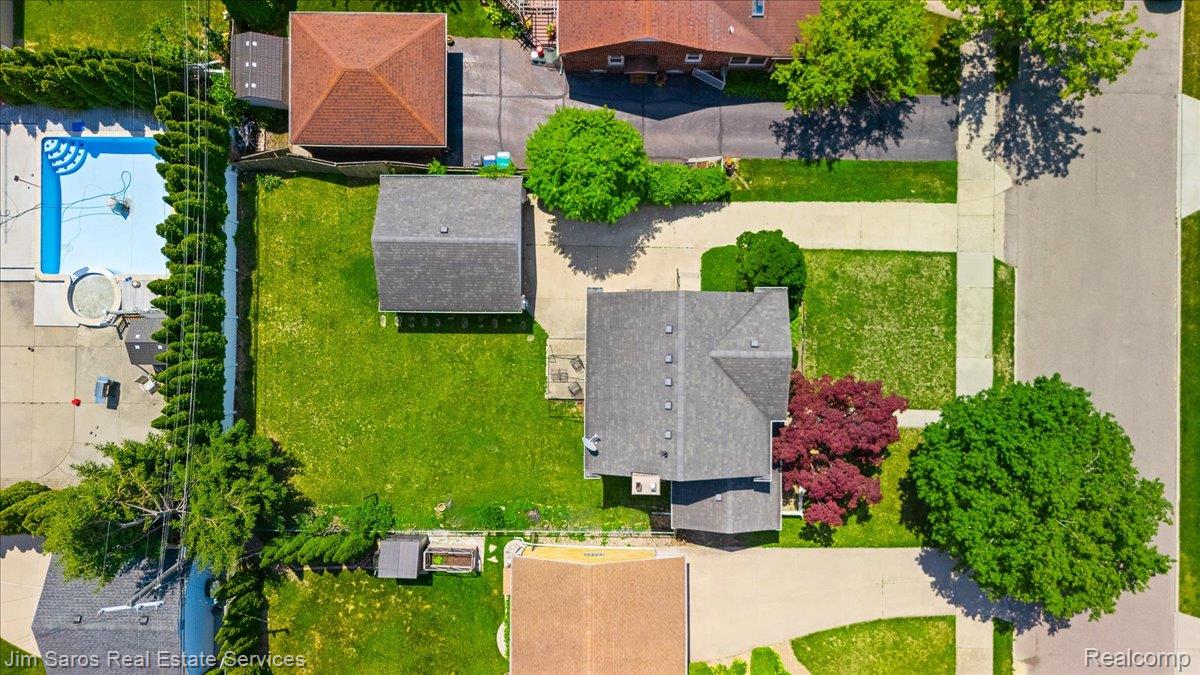 1010 Nottingham Road Grosse Pointe, MI 48230 - Photo 28 of 30 Overhead property view featuring an in-ground swimming pool, a separate spa, expansive green space, a detached garage, and mature trees