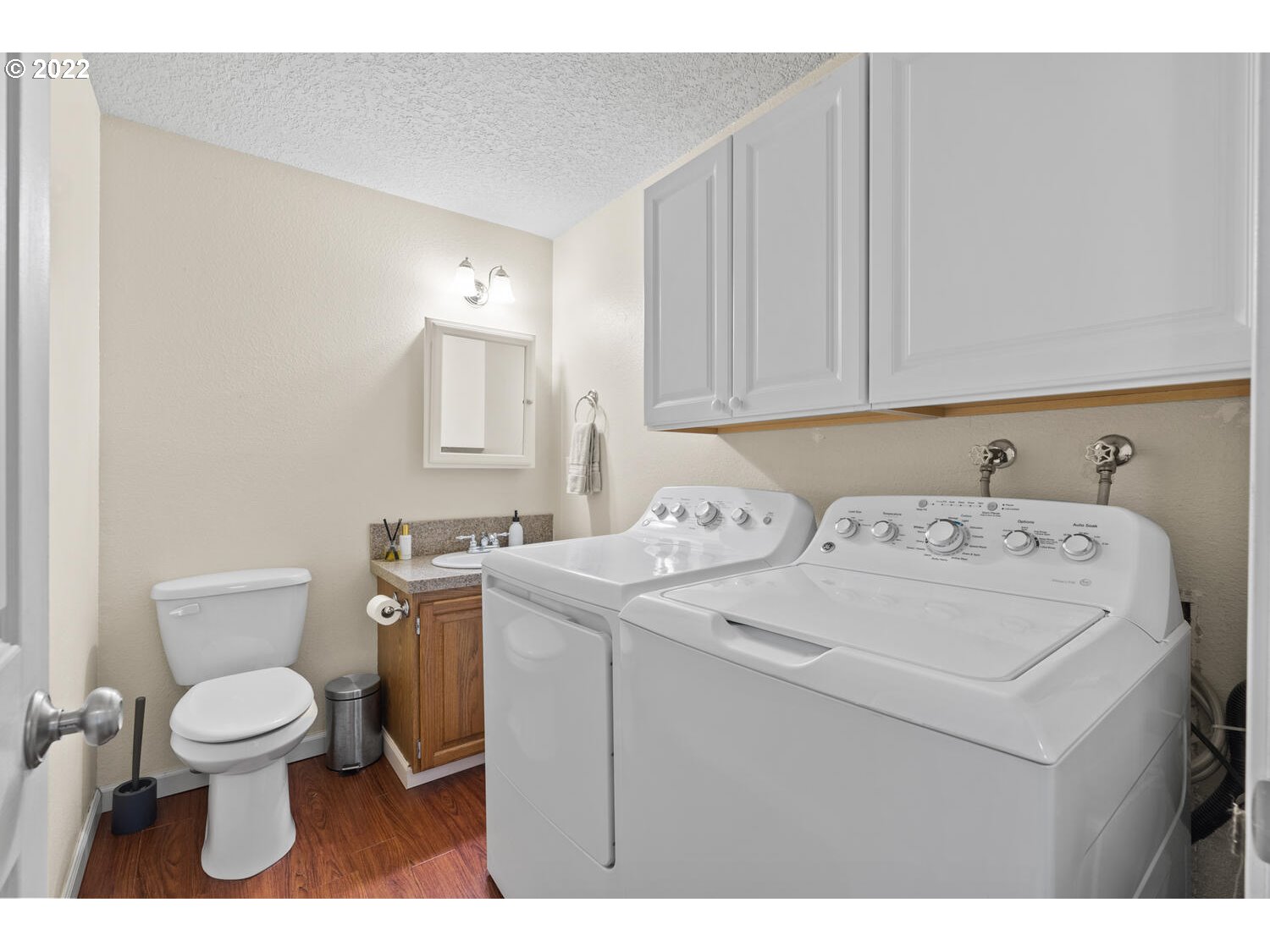 5503 Southwest Multnomah Boulevard Portland, OR 97219 - Photo 8 of 21 a utility room with dryer and washer