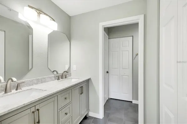a en suite bathroom with a double vanity sink and a mirror
