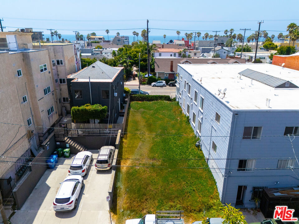 1816 Pacific Avenue Venice, CA 90291 - Photo 5 of 10 a terrace with outdoor seating and city view