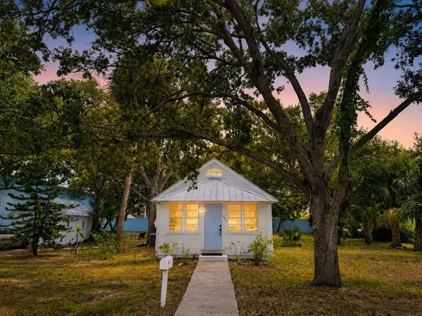 $2,100 | 633 Southwest Cleveland Avenue, Stuart, FL 34994