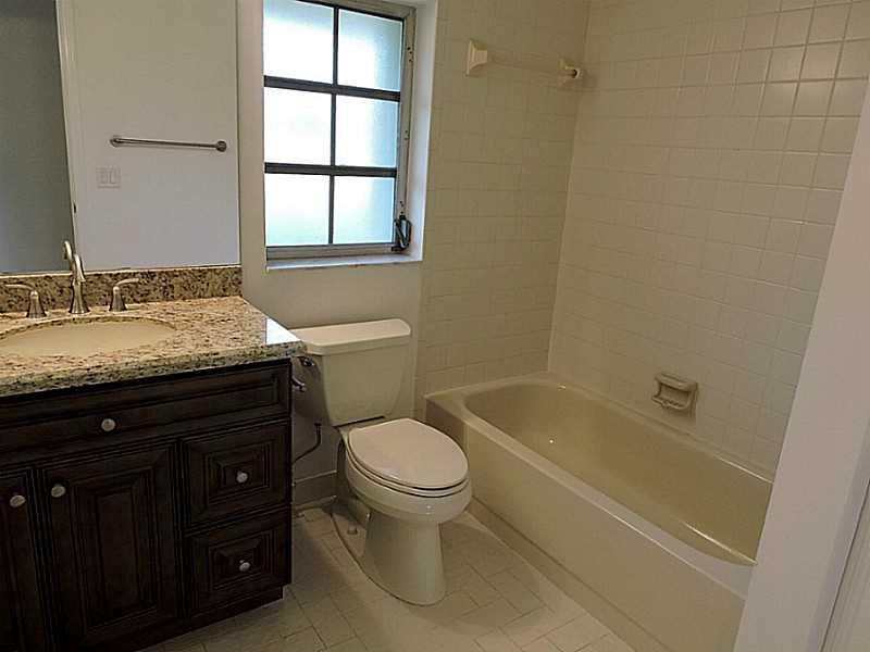 30 Southwest 5th Avenue, Unit 40 Boca Raton, FL 33432 - Photo 13 of 16 Bathroom