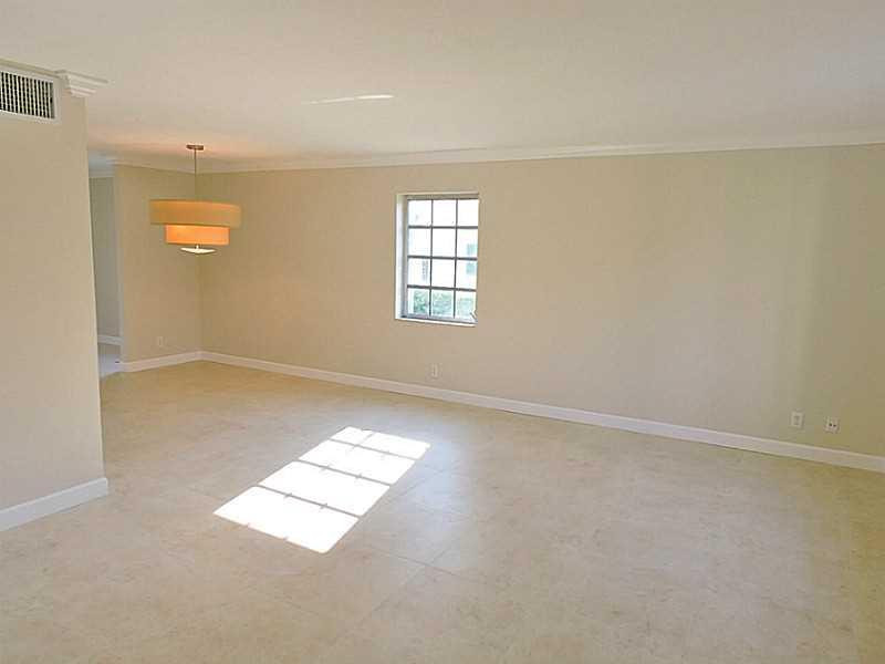 30 Southwest 5th Avenue, Unit 40 Boca Raton, FL 33432 - Photo 3 of 16 Living Room