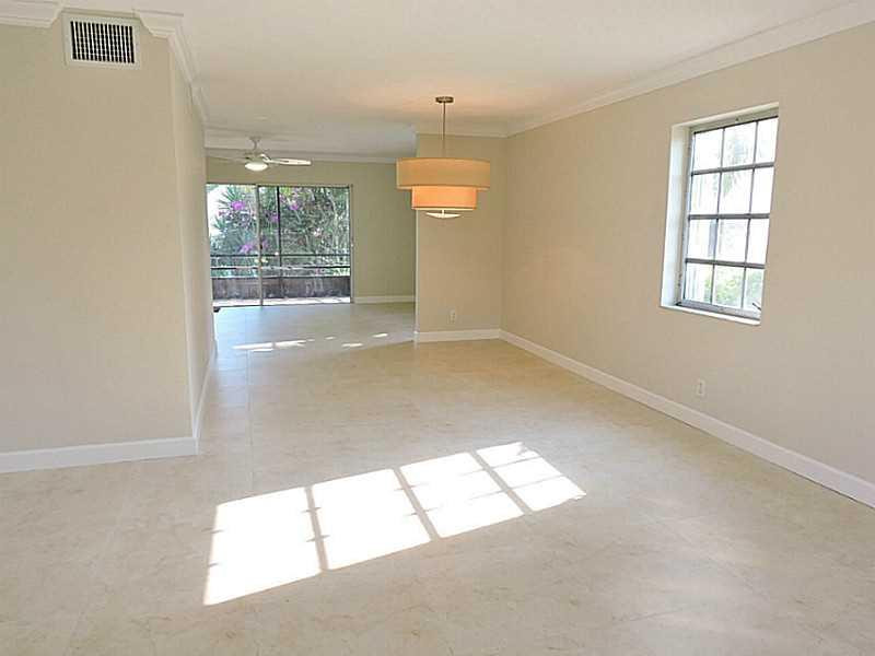 30 Southwest 5th Avenue, Unit 40 Boca Raton, FL 33432 - Photo 4 of 16 Living Room