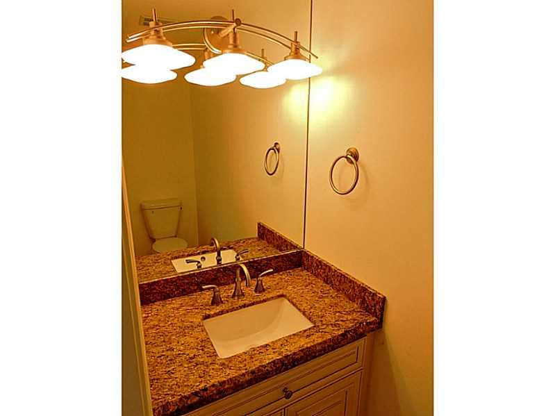 30 Southwest 5th Avenue, Unit 40 Boca Raton, FL 33432 - Photo 6 of 16 Bathroom