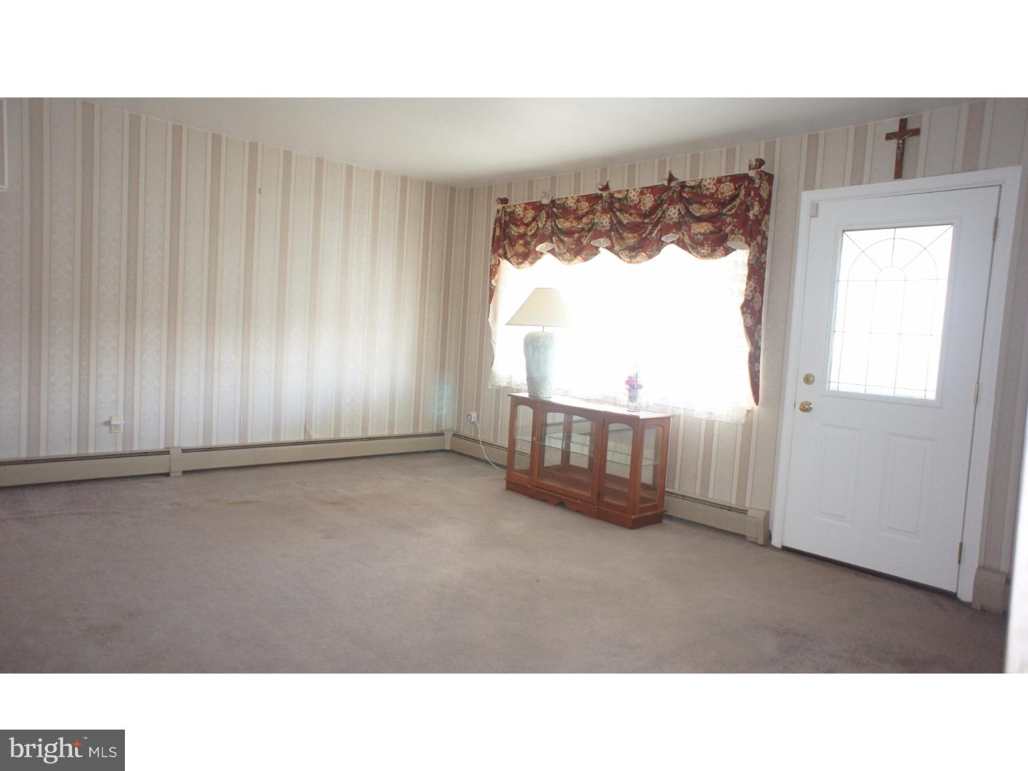 11005 Stevens Road Philadelphia, PA 19116 - Photo 5 of 25 Living Room