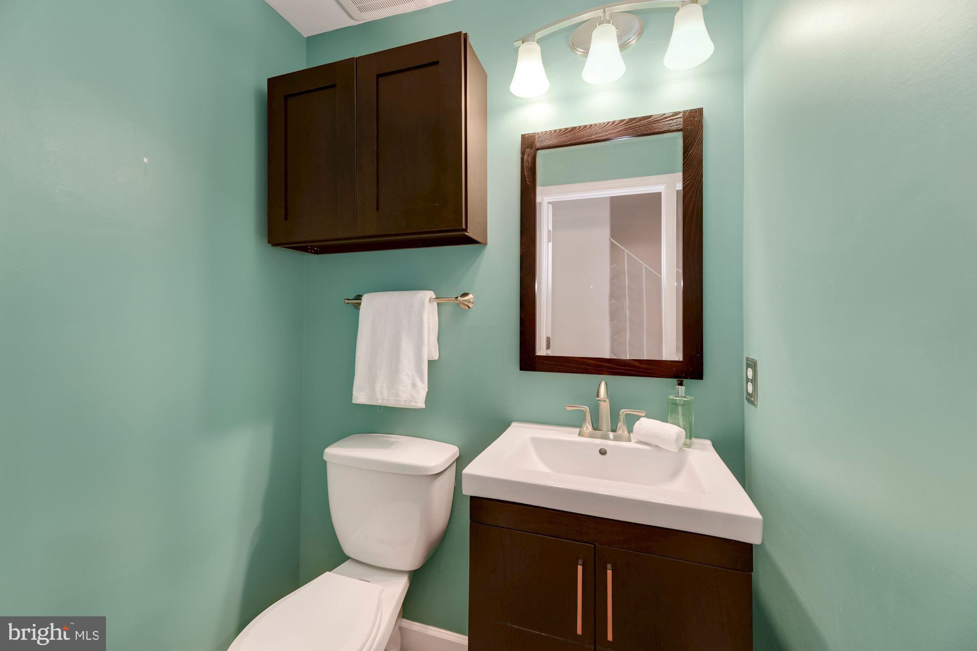 935 South Rolfe Street, Unit 2 Arlington, VA 22204 - Photo 14 of 29 Main Level Powder Room