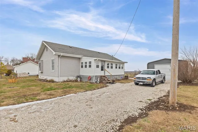 $72,500 | 104 Helmuth Street, Wilsonville, IL 62093