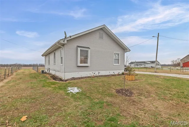 $72,500 | 104 Helmuth Street, Wilsonville, IL 62093