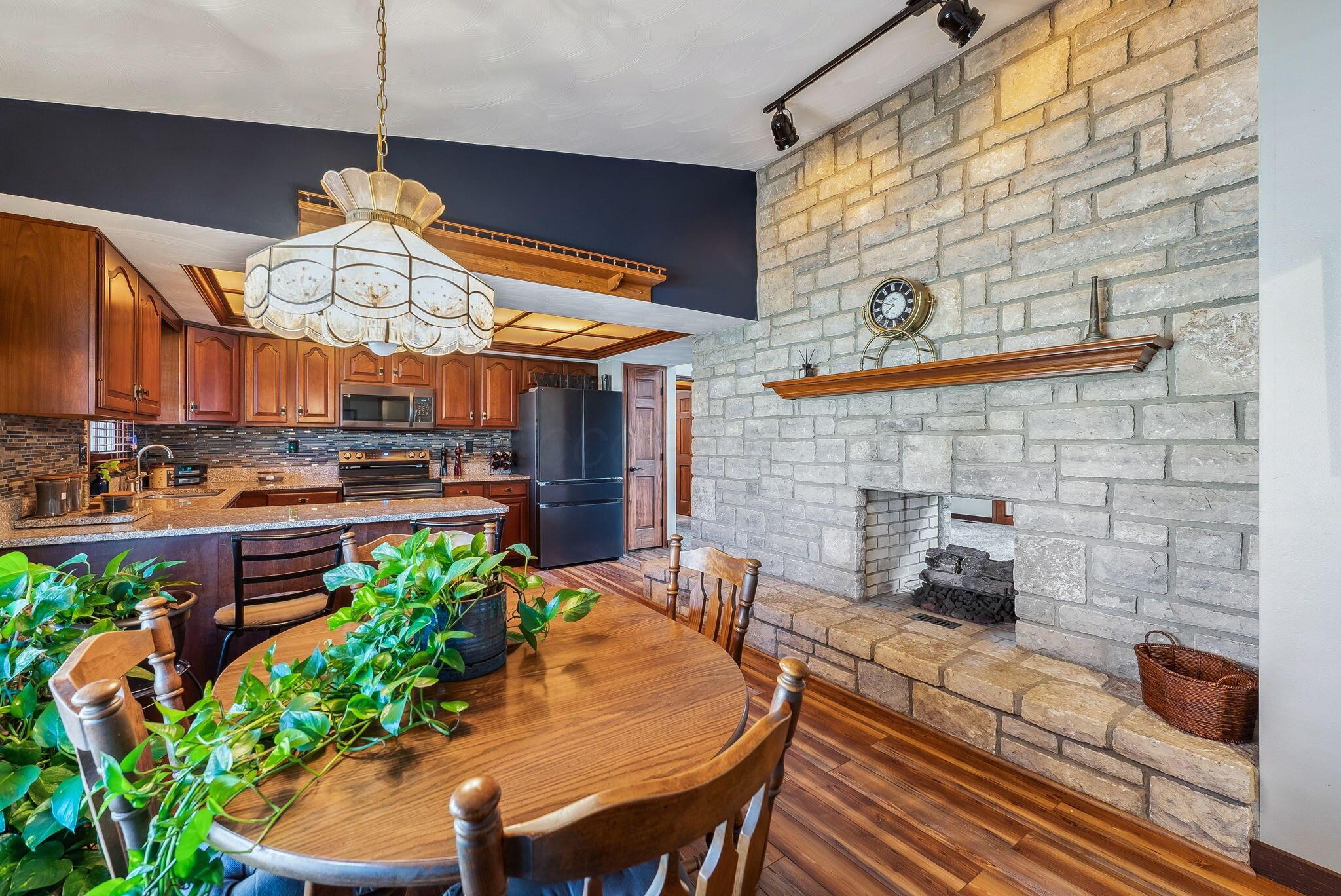 588 Country Club Road Columbus, OH 43213 - Photo 9 of 48 Diningroom 2 Country club