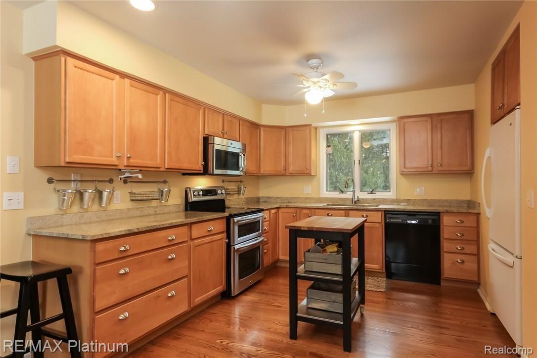 4047 Timberview Drive Howell, MI 48843 - Photo 10 of 59 You will enjoy cooking here!!! Notice the oversized drawers~