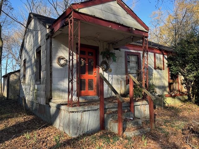 5395 Cessna Road Memphis, TN 38109 - Photo 2 of 3 a view of a house with sitting area