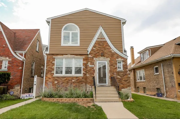 $580,000 | 2922 North New England Avenue, Chicago, IL 60634