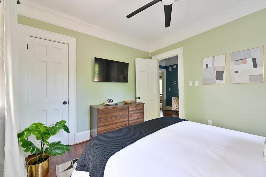 2076 Ridgedale Road Northeast Atlanta, GA 30317 - Photo 25 of 40