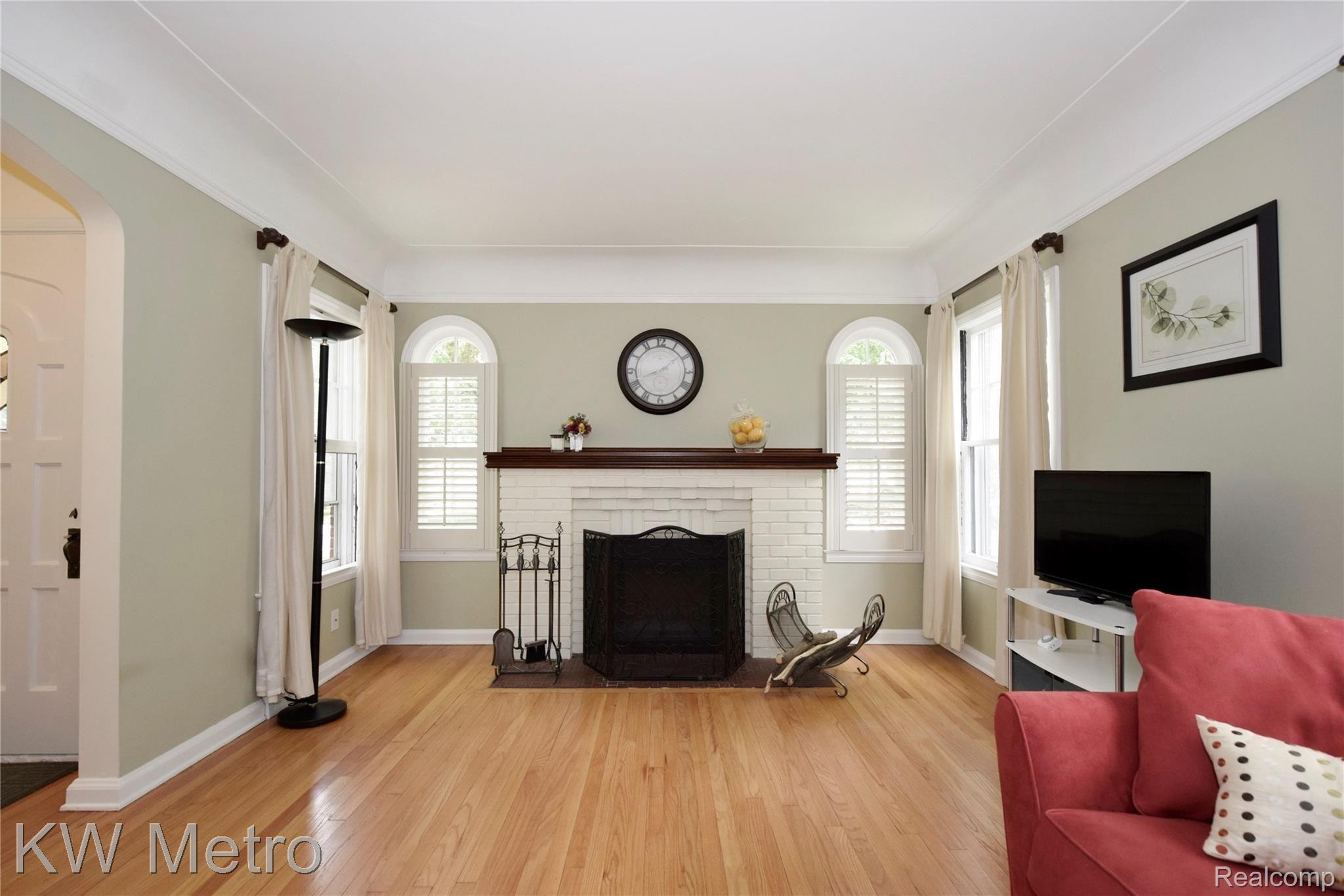 42 Fairwood Boulevard Pleasant Ridge, MI 48069 - Photo 8 of 53 living room 3.JPG