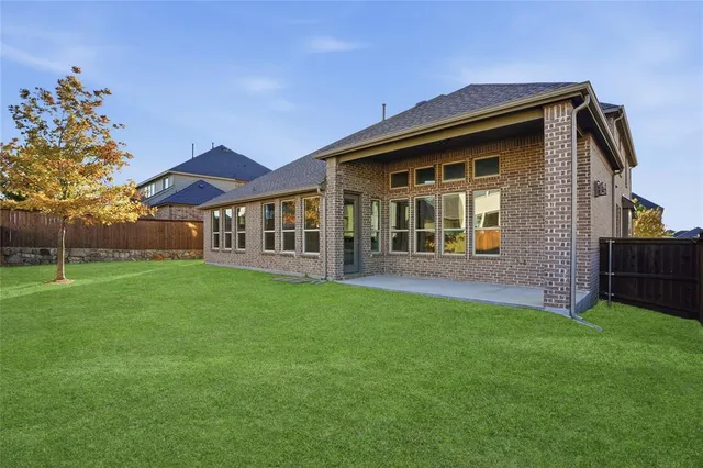 a view of outdoor space yard and porch