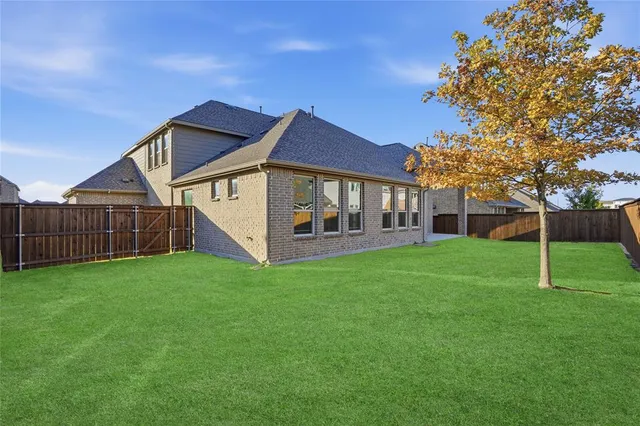 a view of a house with backyard and porch