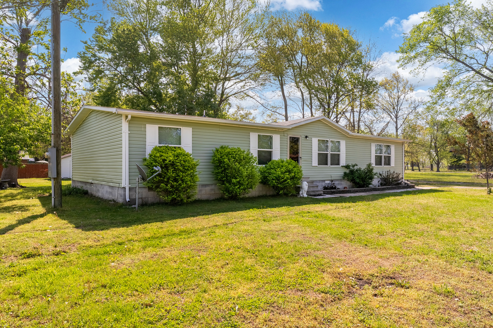 104 South Wells Street Du Quoin, IL 62832 - Photo 1 of 33 a view of a house with swimming pool next to a yard