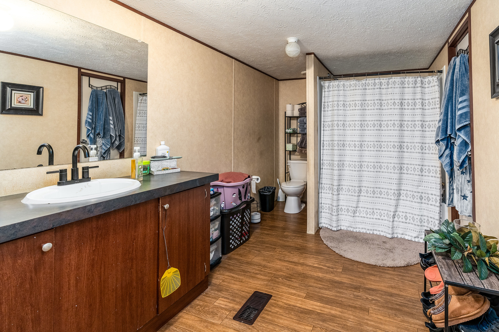 104 South Wells Street Du Quoin, IL 62832 - Photo 17 of 33 a bathroom with a sink a mirror and shower