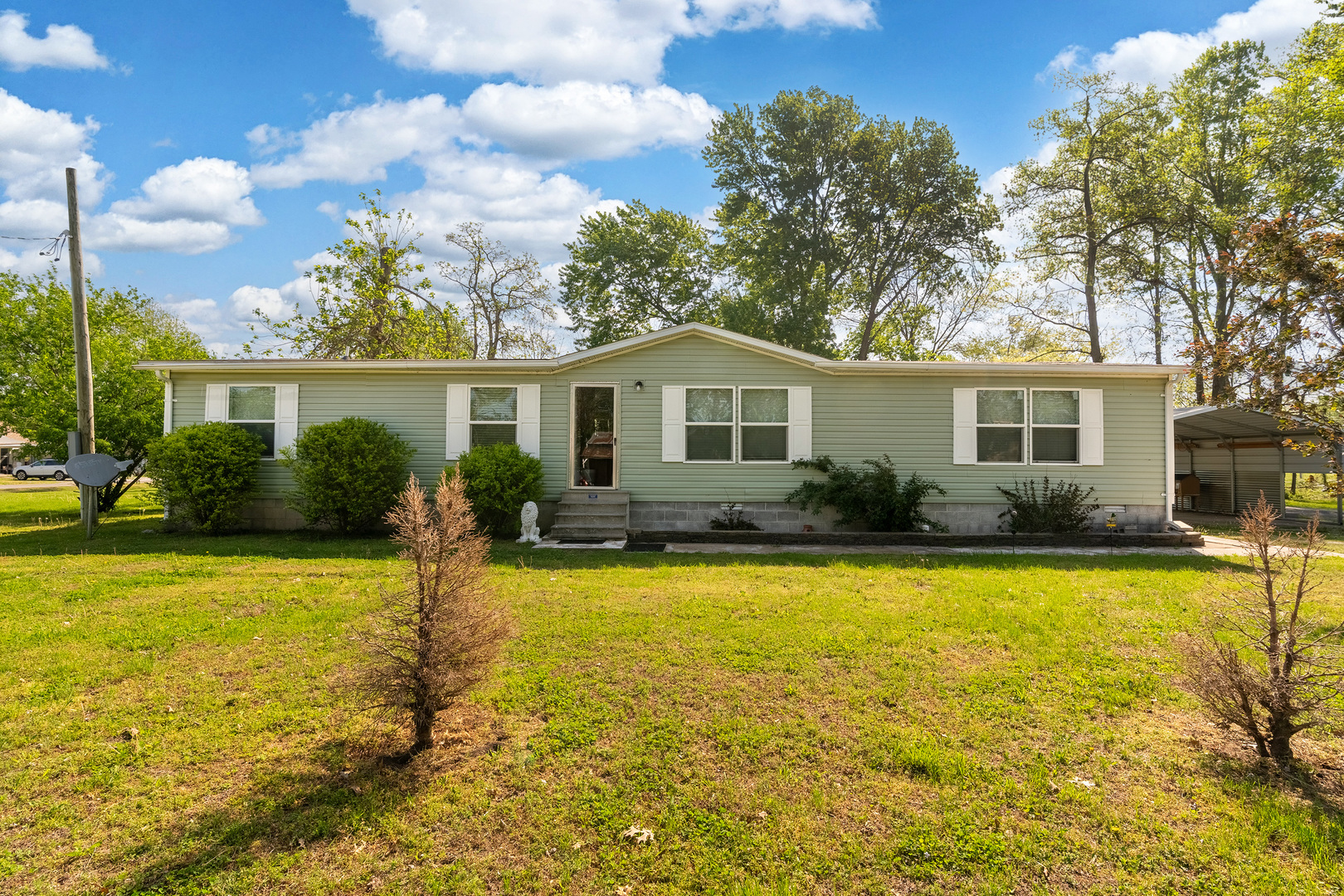 104 South Wells Street Du Quoin, IL 62832 - Photo 2 of 33 a house view with swimming pool and garden