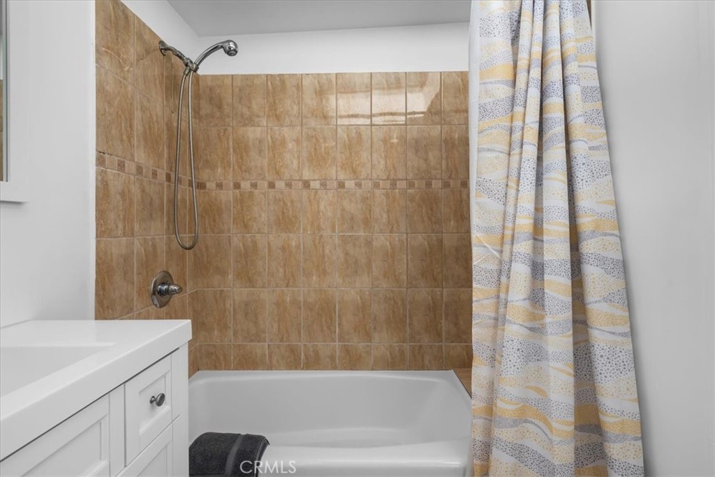 1733 East Dimondale Drive Carson, CA 90746 - Photo 20 of 43 a bathroom with a bathtub and a shower