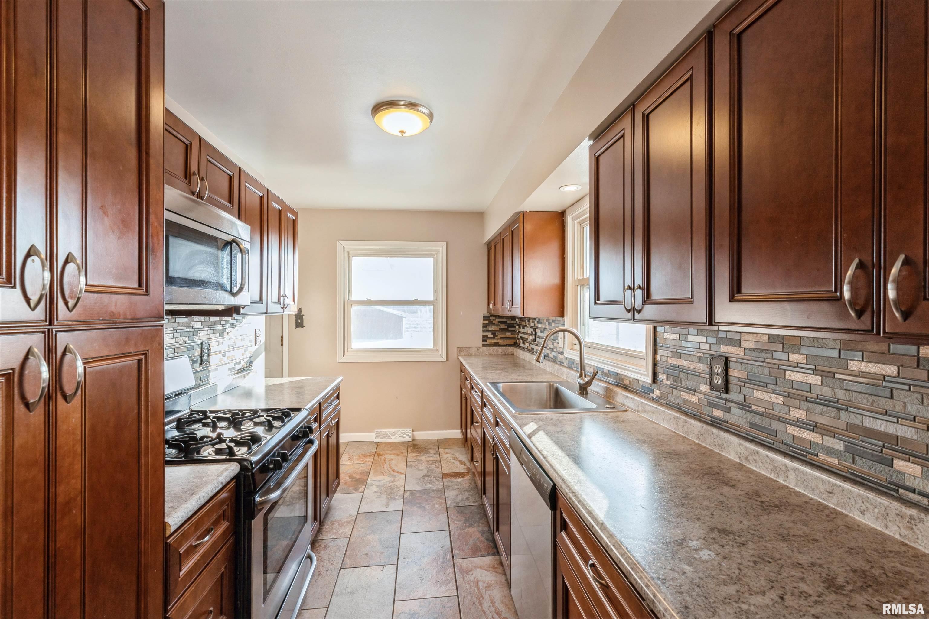 5876 Fulton Road Fulton, IL 61252 - Photo 4 of 21