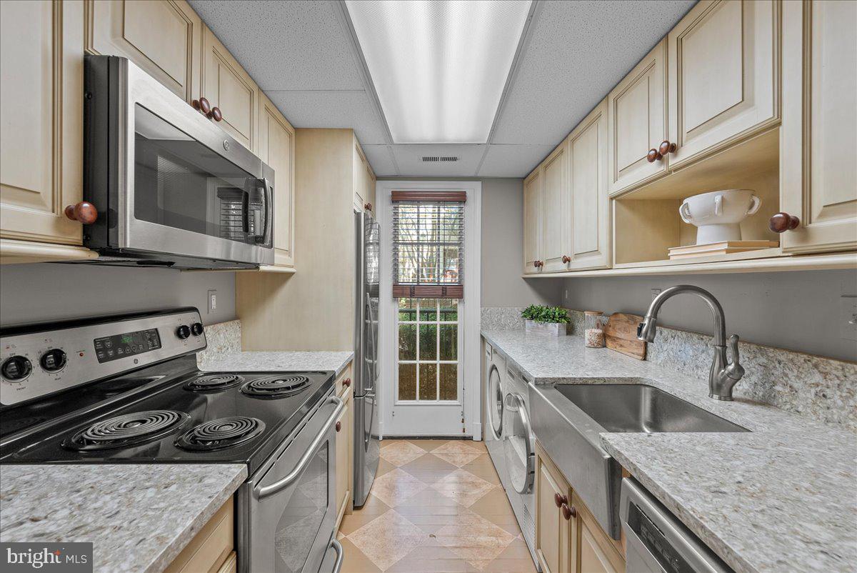 4625 MacArthur Boulevard Northwest, Unit A Washington, DC 20007 - Photo 6 of 14 a kitchen that has a sink and a stove