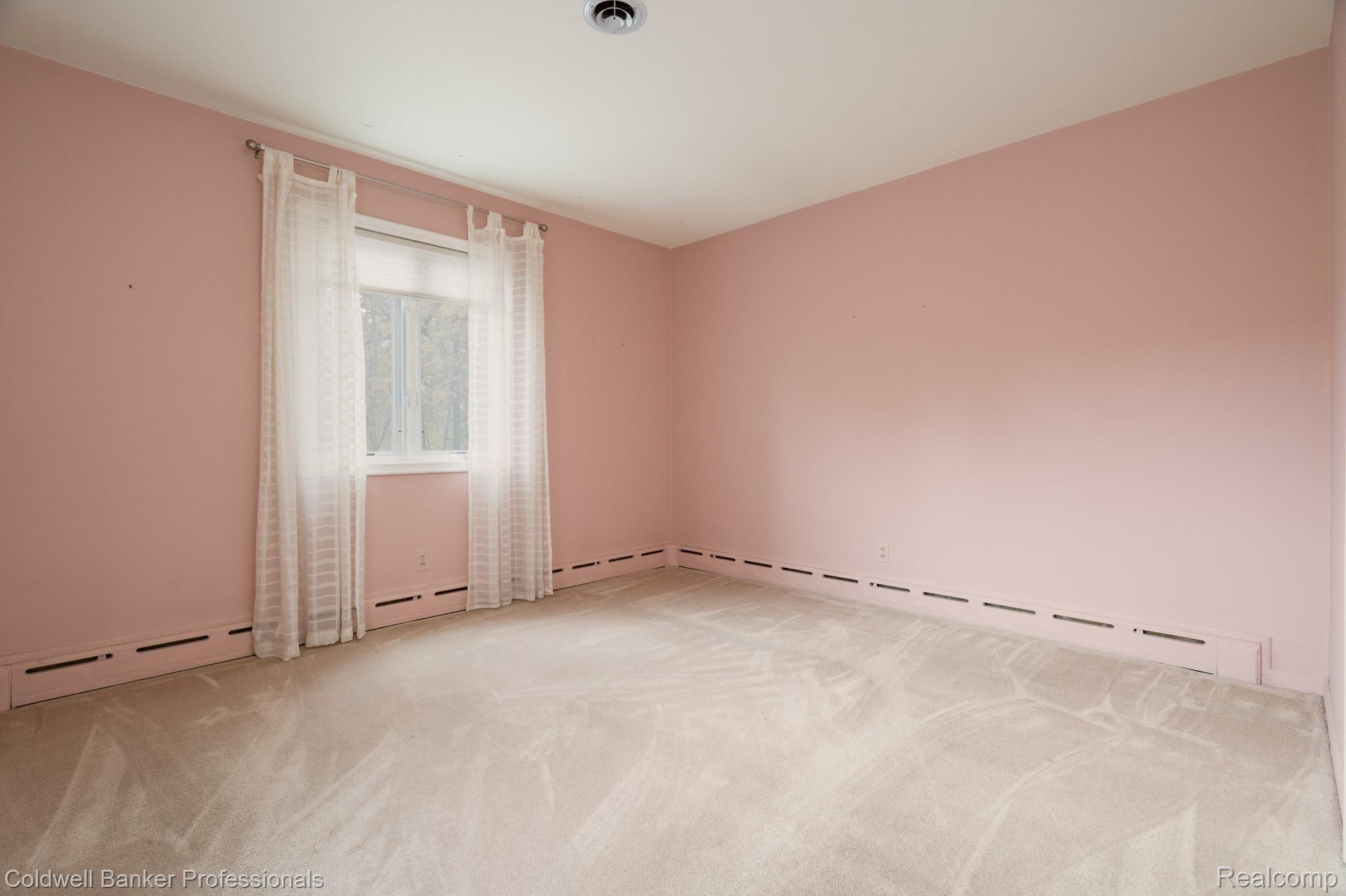 1277 Dutton Road Rochester, MI 48306 - Photo 22 of 37 Bedroom 3