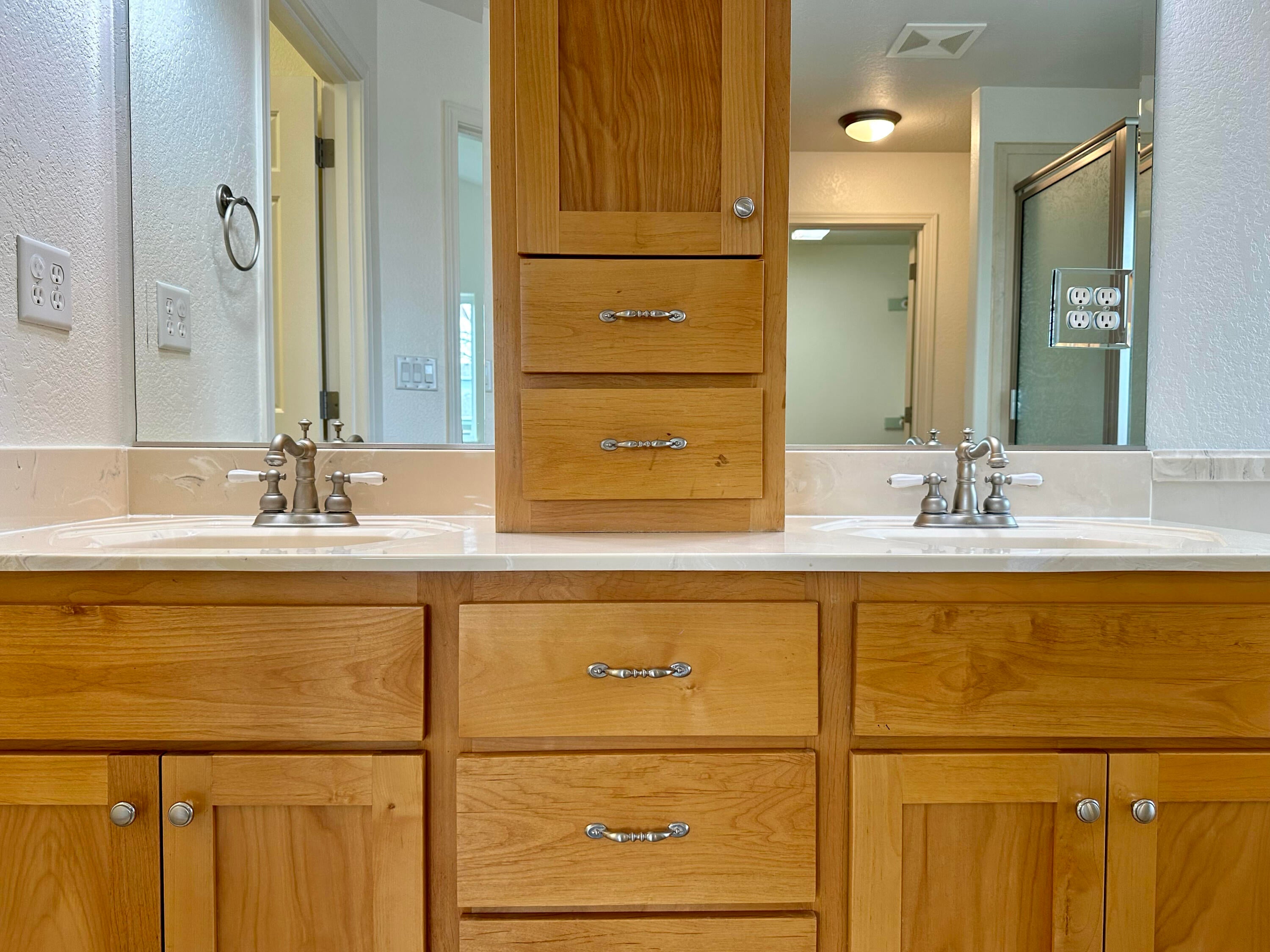 112 Walnut Place Phoenix, OR 97535 - Photo 32 of 78 Dual vanity and sinks