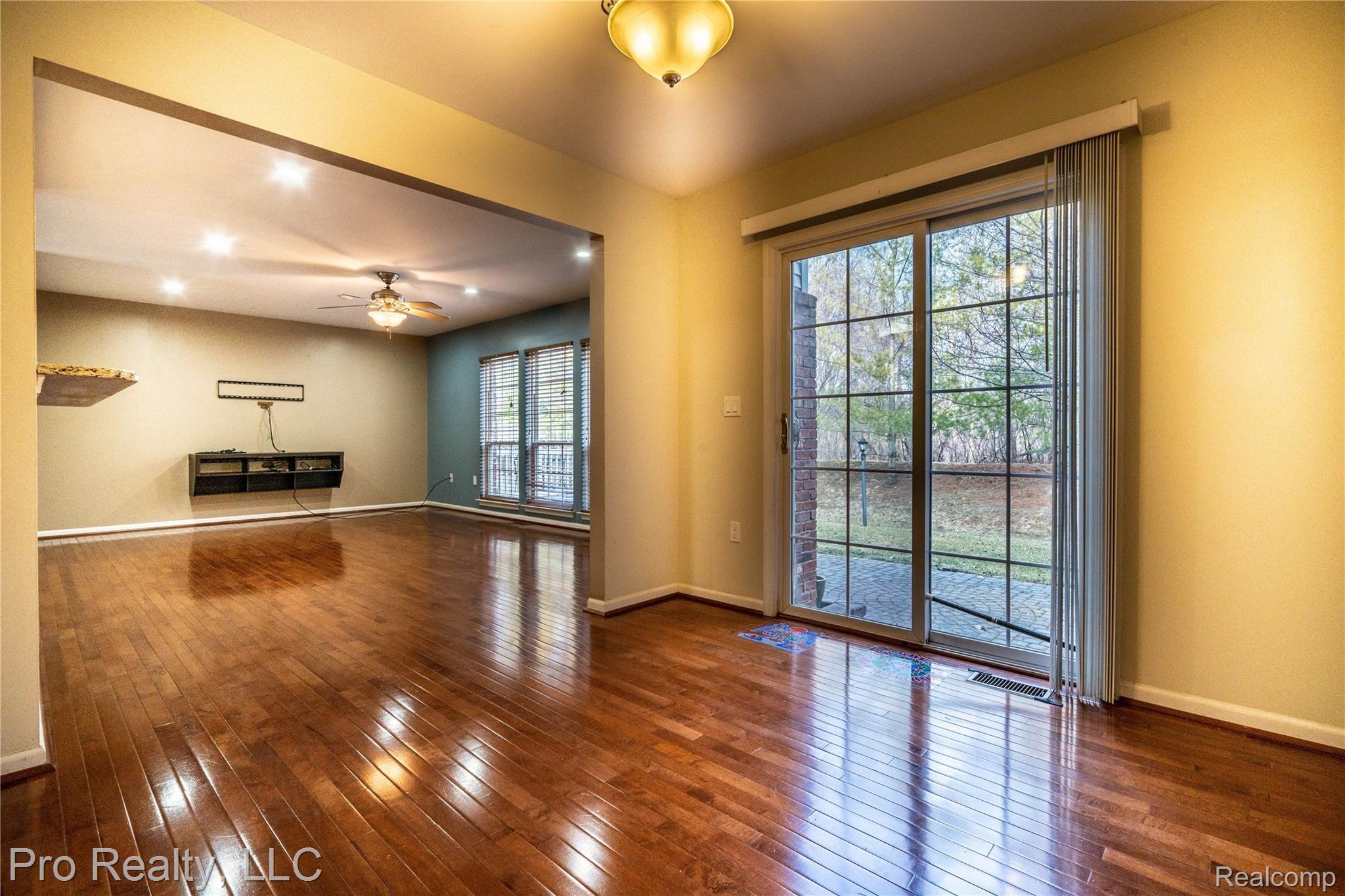 49049 Hawksburry Road Canton, MI 48188 - Photo 4 of 32 DSC03366-HDR.jpg