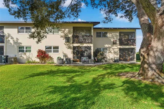 a view of a house with backyard