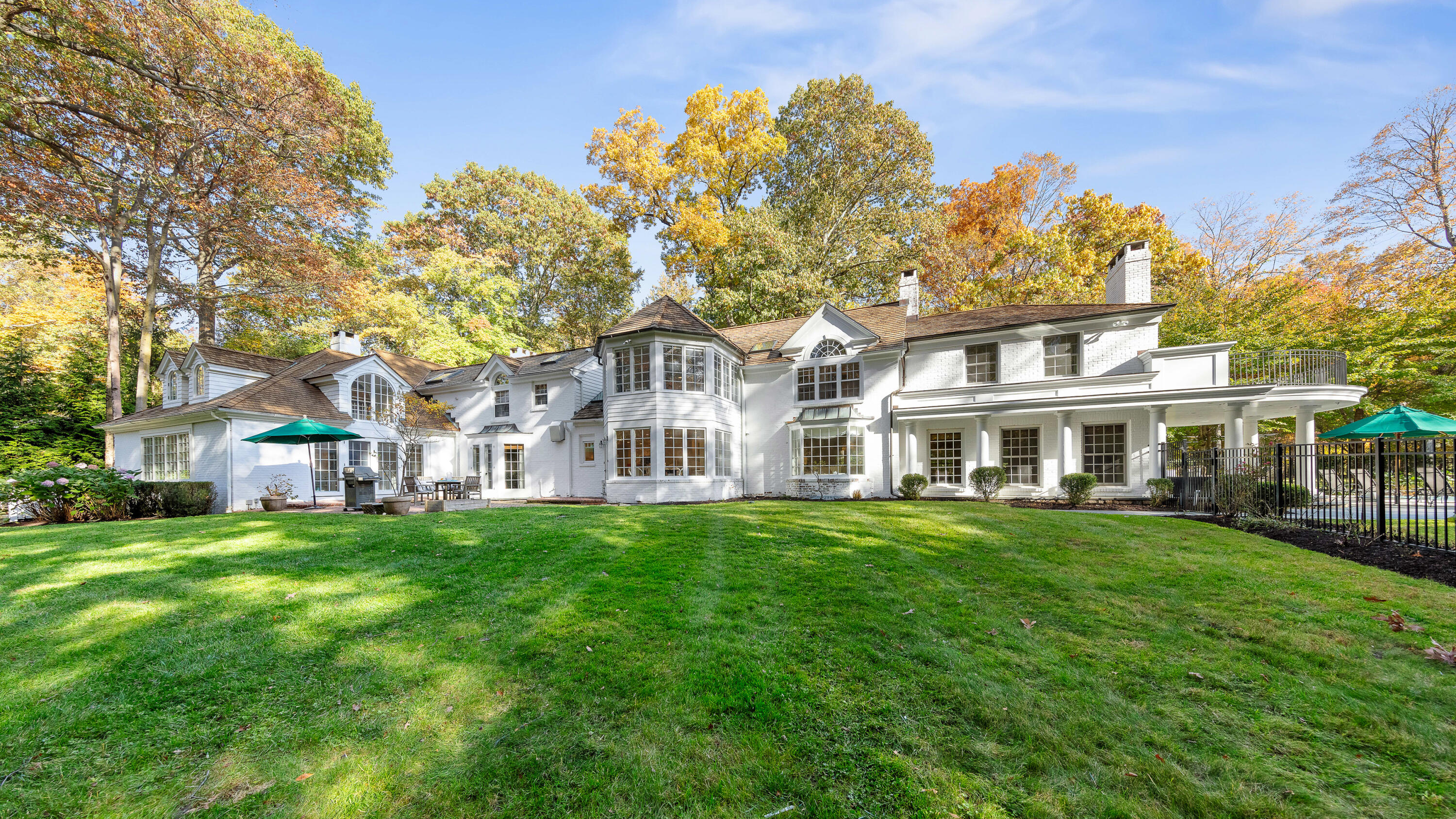 21 Halter Lane Darien, CT 06820 - Photo 4 of 45 a front view of a building with a garden