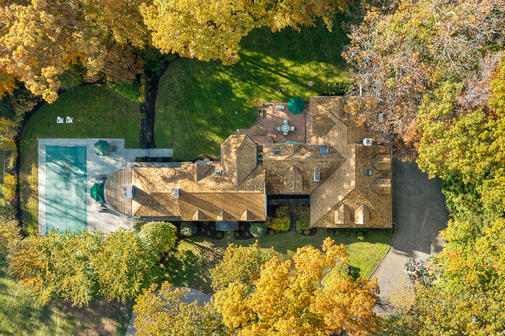 21 Halter Lane Darien, CT 06820 - Photo 43 of 45 a view of a garden with plants