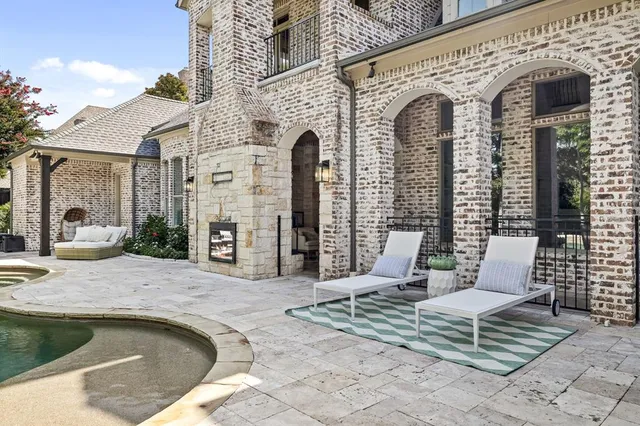 a view of a building with entryway and windows