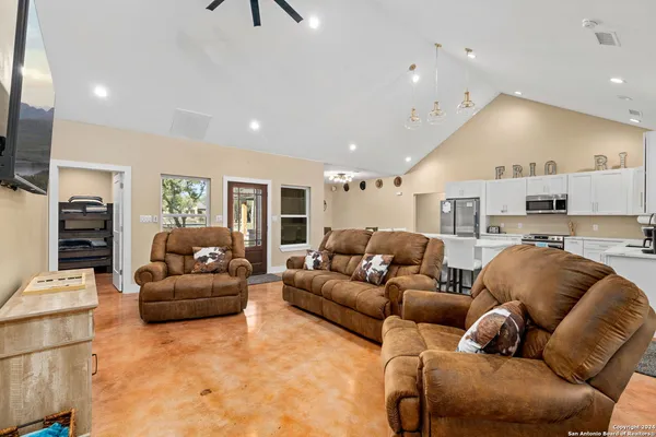 $675,000 | 822 Mountain Vly Drive, Concan, TX 78838
