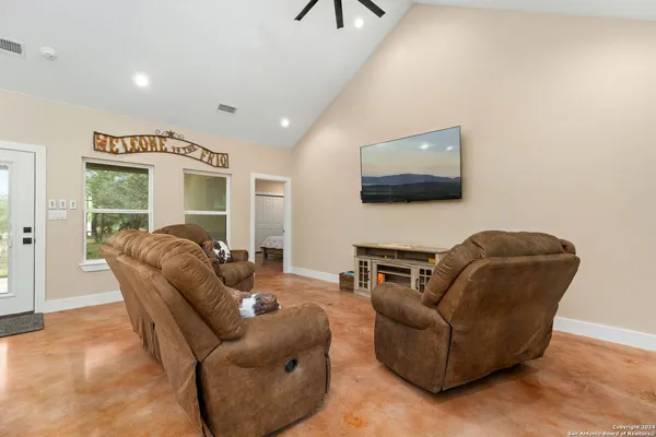 $675,000 | 822 Mountain Vly Drive, Concan, TX 78838