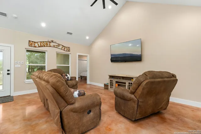 $675,000 | 822 Mountain Vly Drive, Concan, TX 78838