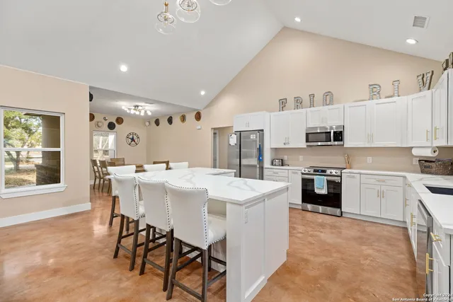 $675,000 | 822 Mountain Vly Drive, Concan, TX 78838