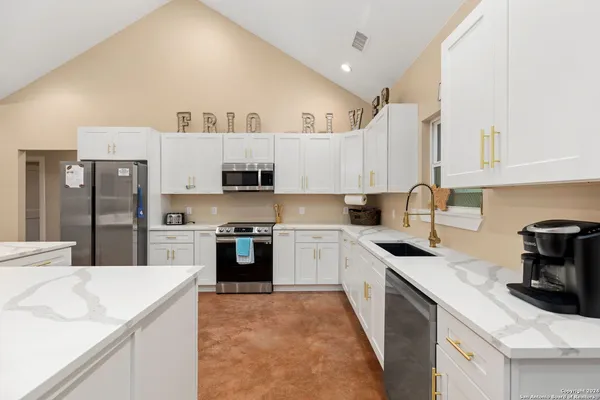 $675,000 | 822 Mountain Vly Drive, Concan, TX 78838