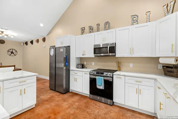 $675,000 | 822 Mountain Vly Drive, Concan, TX 78838