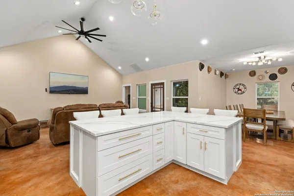 $675,000 | 822 Mountain Vly Drive, Concan, TX 78838