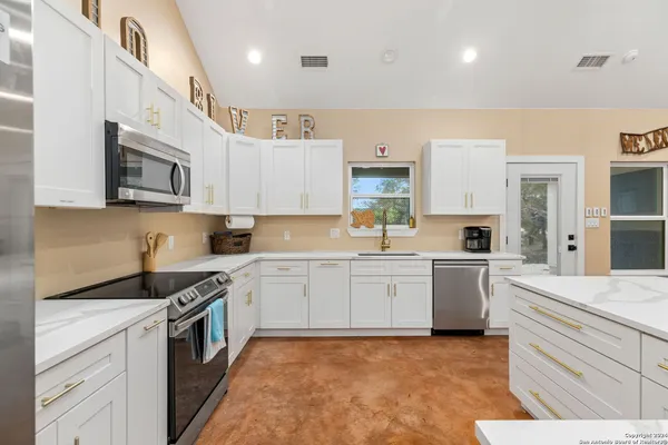 $675,000 | 822 Mountain Vly Drive, Concan, TX 78838