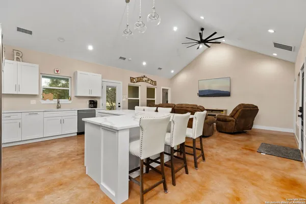 $675,000 | 822 Mountain Vly Drive, Concan, TX 78838