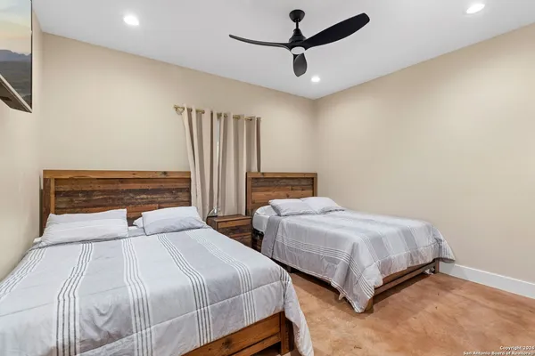 $675,000 | 822 Mountain Vly Drive, Concan, TX 78838