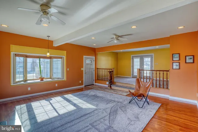 a view of livingroom with furniture