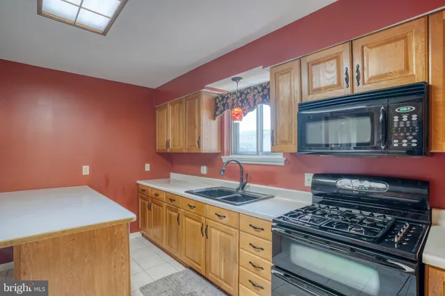 a view of empty room with window and ceiling fan