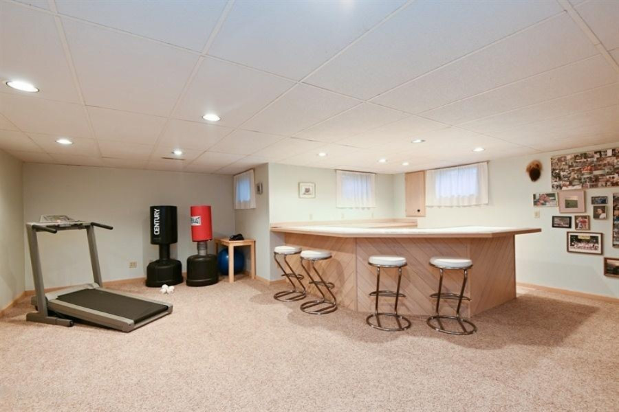 4028 Ravina Terrace St. Joseph, MI 49085 - Photo 16 of 18 16_4028RavinaTer_67_Bar_LowRes