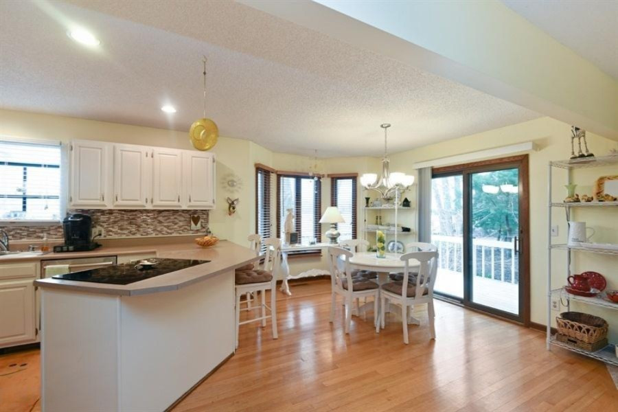 4028 Ravina Terrace St. Joseph, MI 49085 - Photo 5 of 18 05_4028RavinaTer_92_KitchenDiningRoom_Lo